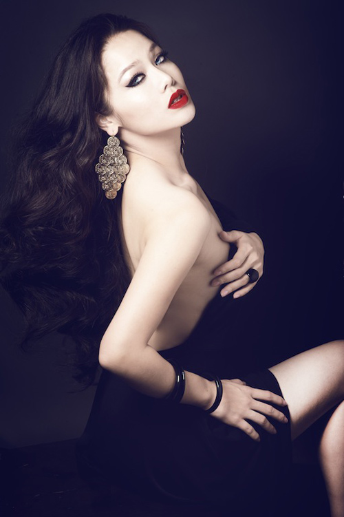 Nhật Kim Anh gợi cảm phong cách Tây cổ điển